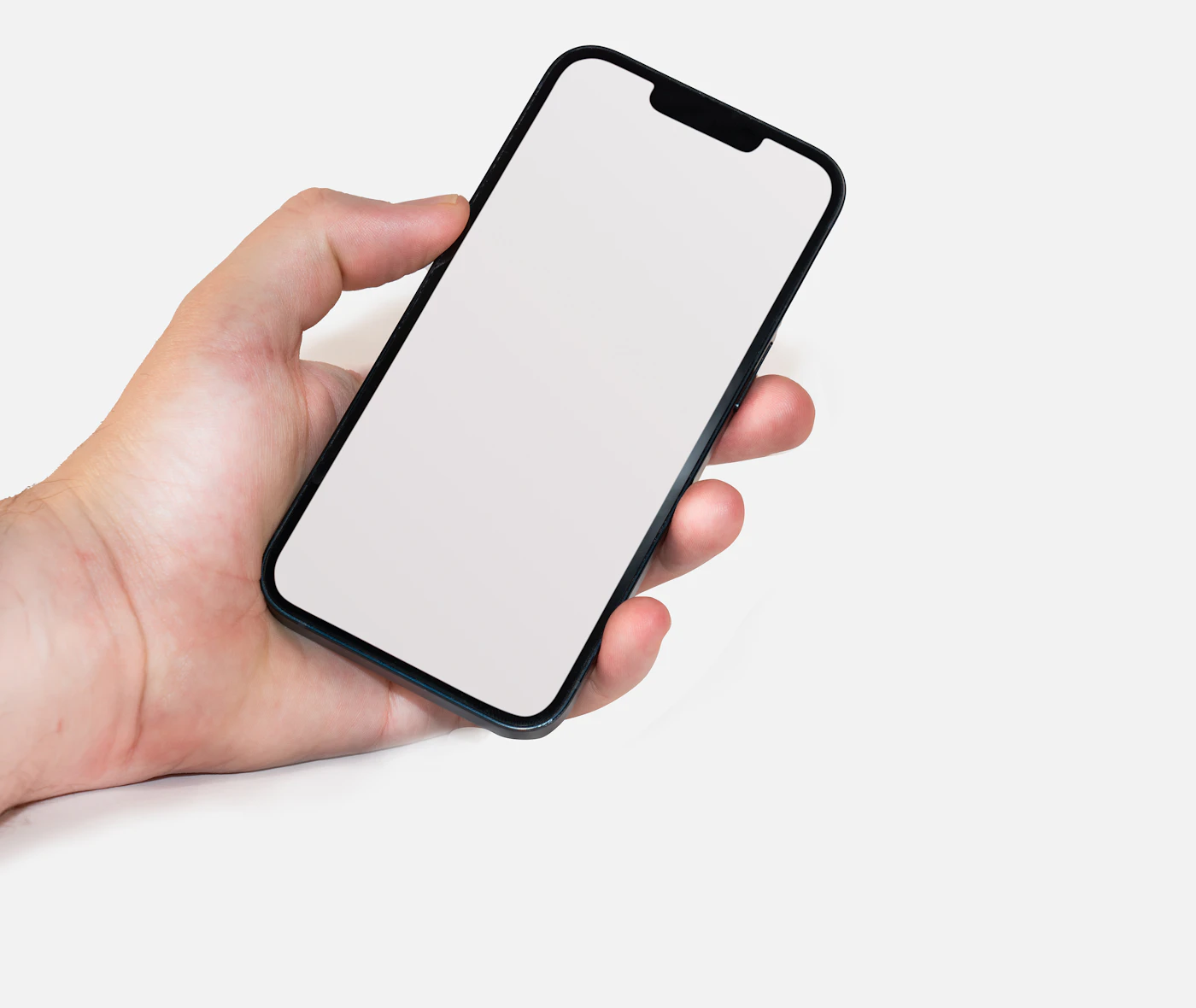 Main tenant un smartphone, écran allumé