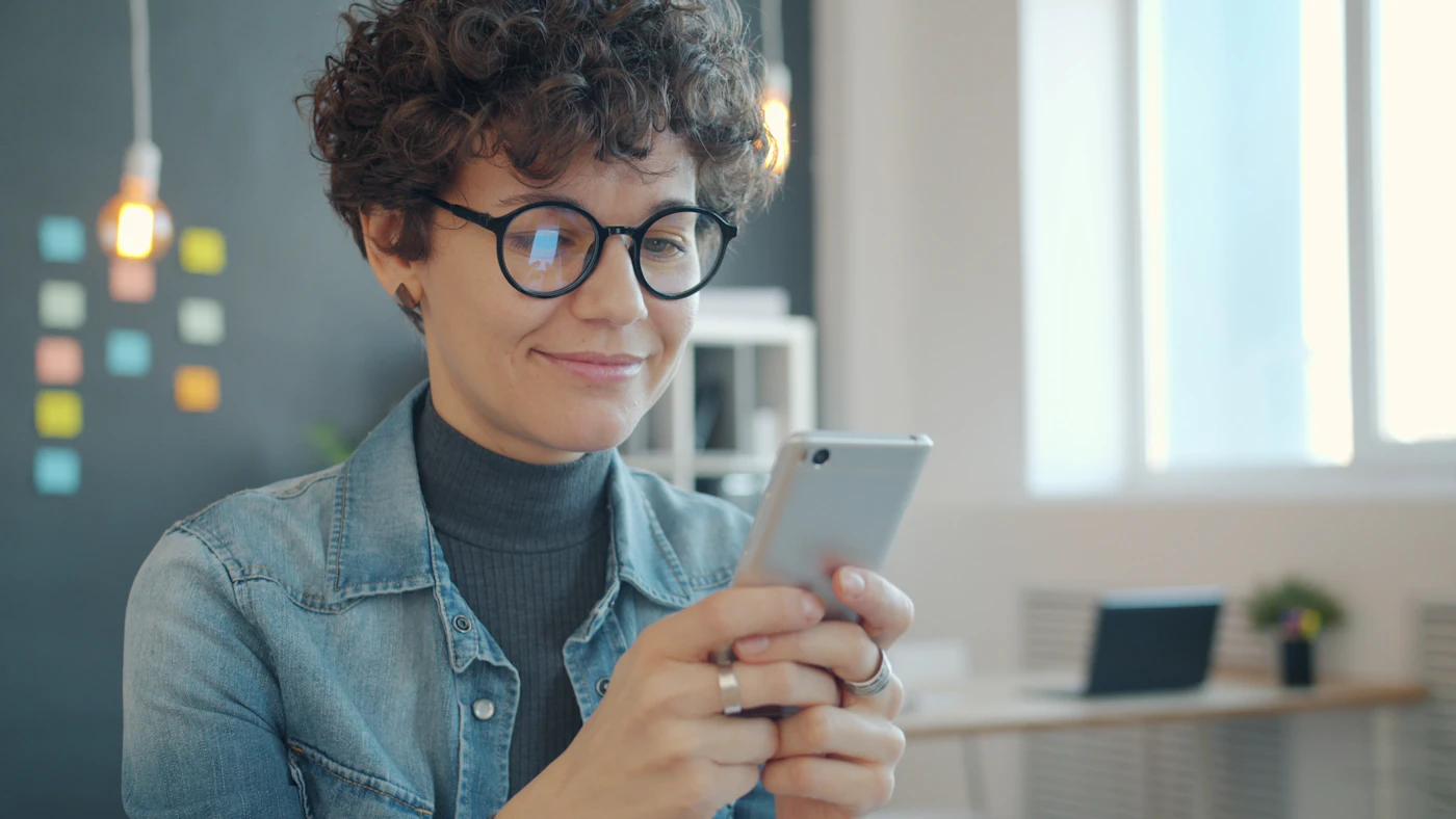 Joueuse consultant un avis sur son téléphone